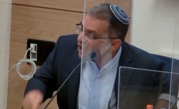 צפו: אופיר סופר יצא במאה קמ"ש על עמר בר-לב