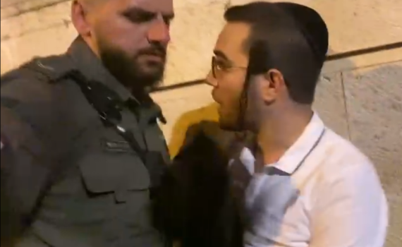 בהפגנת הימין: שוטרים תקפו עיתונאי חרדי | צפו