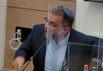 צפו: אופיר סופר יצא במאה קמ"ש על עמר בר-לב