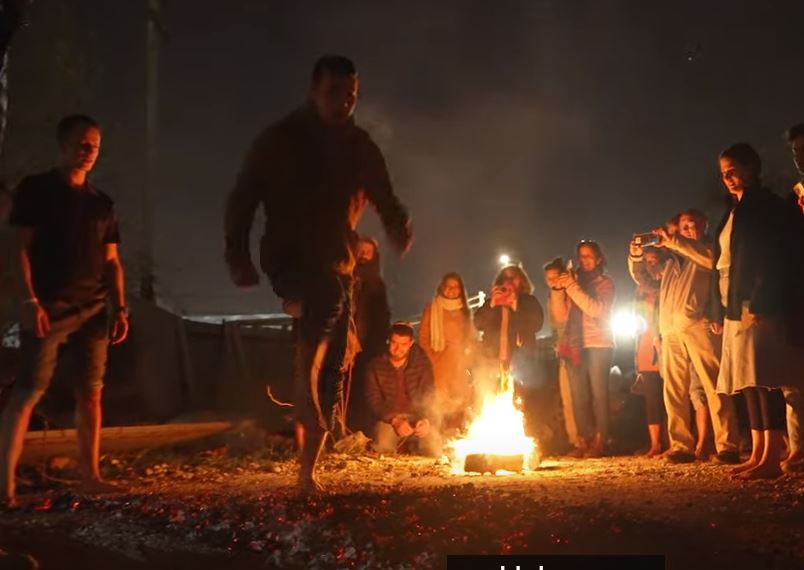 מדהים: אנשים בגוש עציון שהולכים על גחלים | צפו