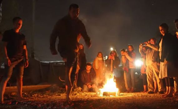 מדהים: אנשים בגוש עציון שהולכים על גחלים | צפו