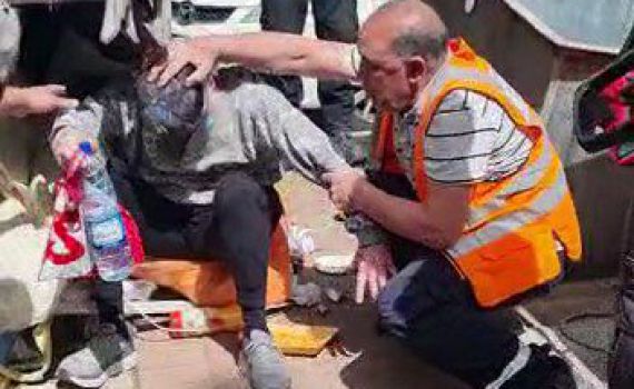 עובדי העירייה נדהמו: אדם חולץ מתוך פח אשפה מוטמן