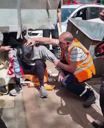 עובדי העירייה נדהמו: אדם חולץ מתוך פח אשפה מוטמן