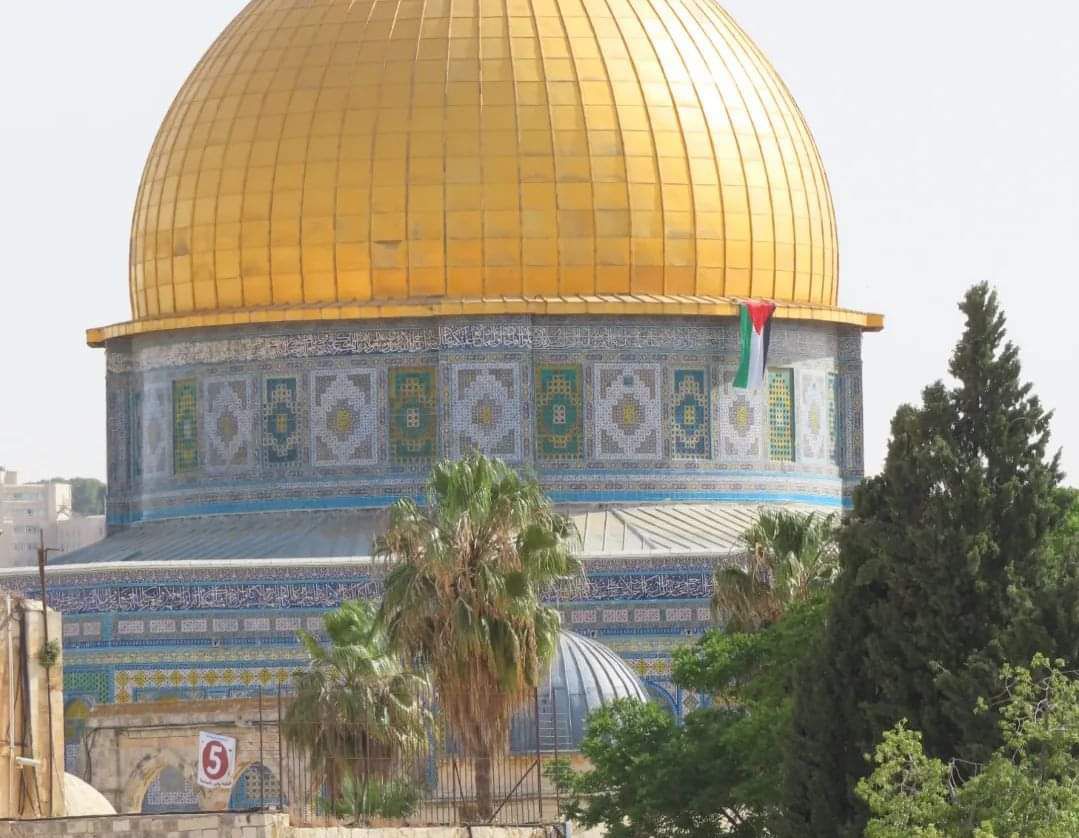 איזה ביזיון: דגל פלסטין מתנוסס על כיפת הסלע