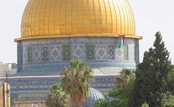 איזה ביזיון: דגל פלסטין מתנוסס על כיפת הסלע