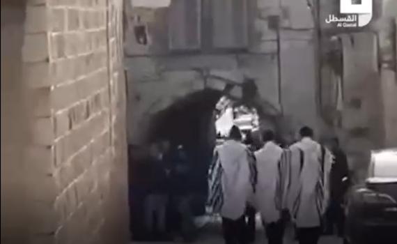 כמו בחו"ל: יהודים עטופים בטלית הותקפו בירושלים