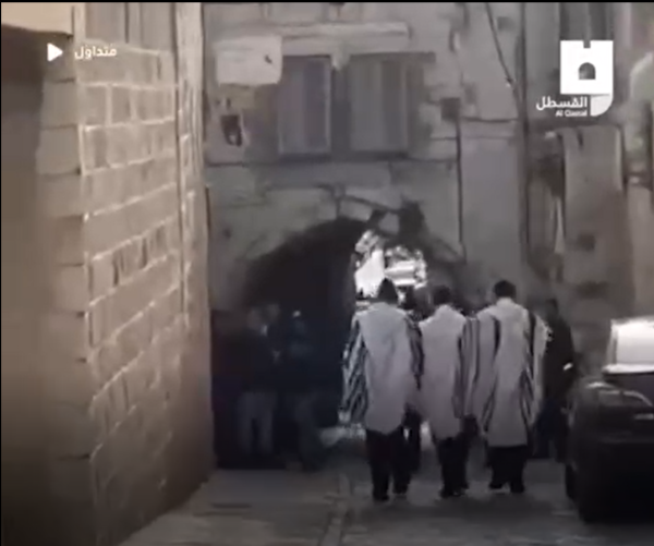 כמו בחו"ל: יהודים עטופים בטלית הותקפו בירושלים