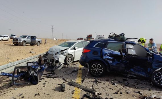 אישה נהרגה וארבעה ילדים נפצעו בתאונה בכביש 90