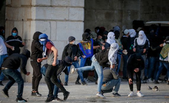 בוקר של טרור בהר הבית; אבנים נחתו ברחבת הכותל