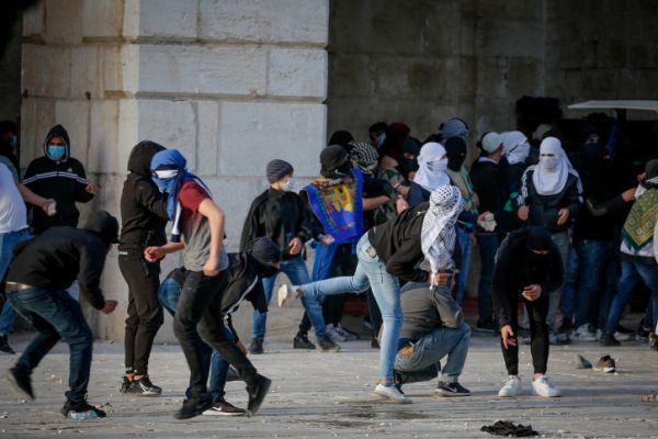 בוקר של טרור בהר הבית; אבנים נחתו ברחבת הכותל