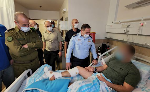 לאחר חיסול המחבלים: המפכ"ל ביקר את הפצועים
