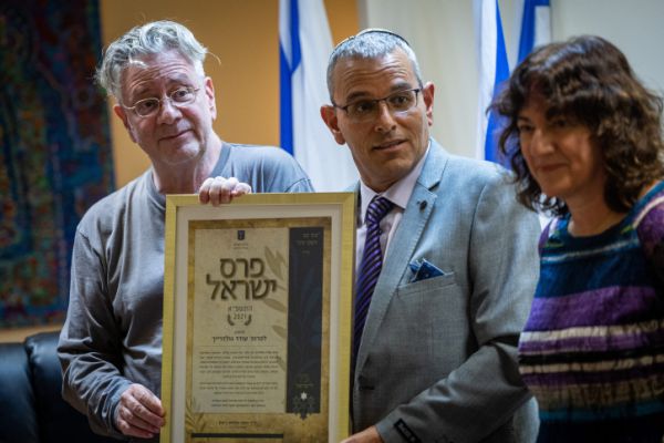 חתן פרס ישראל תרם את הכסף לשוברים שתיקה ובצלם