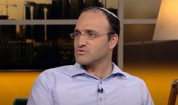 הרב אילעאי עופרן: השלטים האלה מוציאים אותי מדעתי