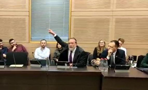 פינדרוס התפוצץ: מתבייש שאתה שר בישראל. צפו