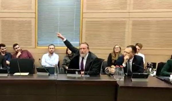 פינדרוס התפוצץ: מתבייש שאתה שר בישראל. צפו