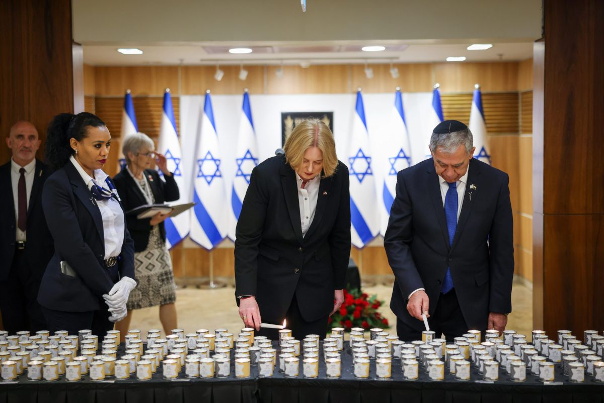 נשיאת הבונדסטאג: מרכינה ראשי בבושה בפני קורבנות השואה