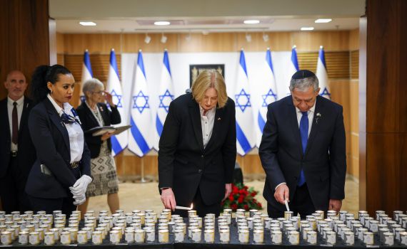 נשיאת הבונדסטאג: מרכינה ראשי בבושה בפני קורבנות השואה