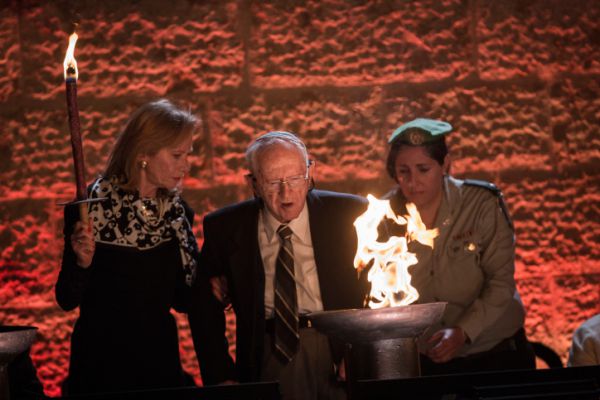 מחפשים טקס יום השואה במרכז? זה עבורכם