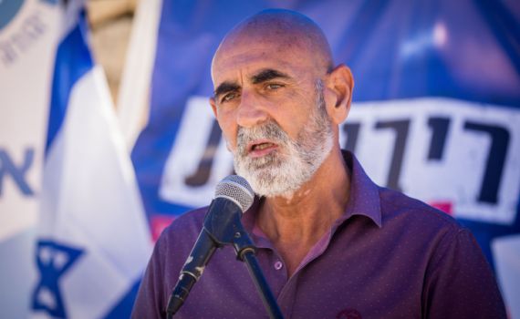 יו"ר מועצת יש"ע תוקף: "גנץ לא שם על בנט ולפיד"