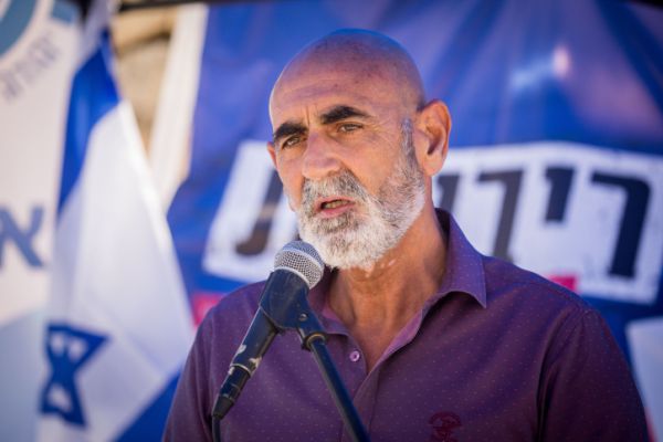 יו"ר מועצת יש"ע תוקף: "גנץ לא שם על בנט ולפיד"