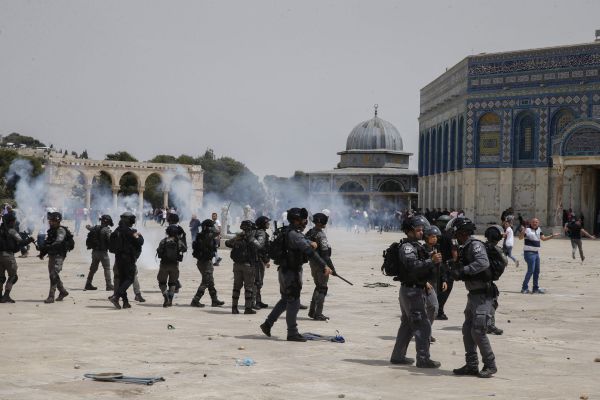 ערבים מתבצרים בהר הבית; שוטרים פרצו פנימה