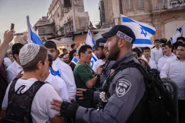 ב-17:00 צעדת הדגלים; "נצעד ללא אישור משטרתי"