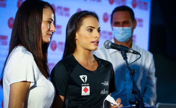 בדמעות: לינוי אשרם הודיעה על פרישה