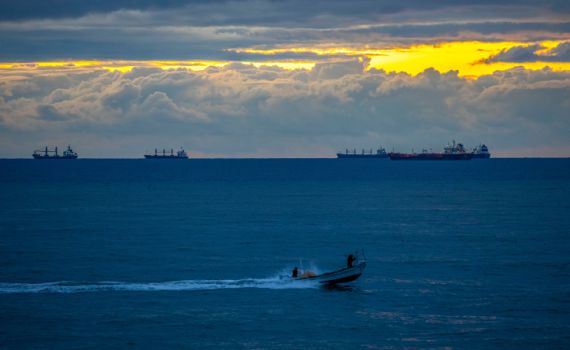 שני פצועים, אחד קשה, משריפה בכלי שיט בלב ים