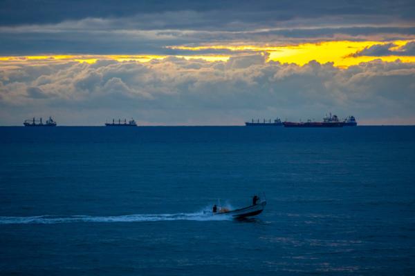 שני פצועים, אחד קשה, משריפה בכלי שיט בלב ים