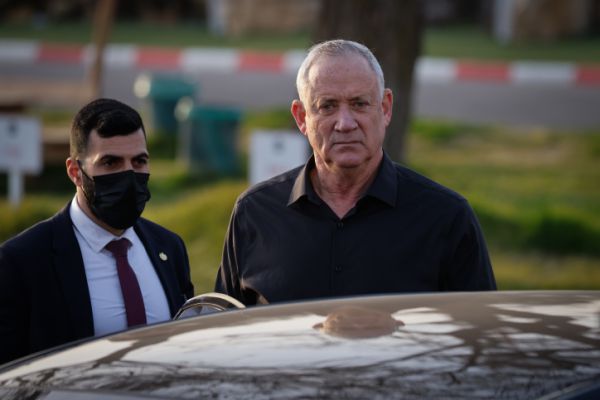 גנץ: "אני יודע מה מנסים לעשות לי מאחורי הגב"