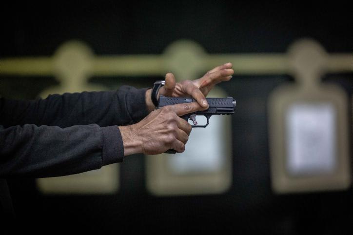 הבעיה עם רישיונות לנשק לא נגמרת בתבחינים