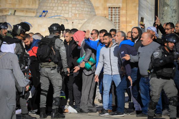 אבנים, ברזלים ומחסומים – ערבים הציתו את הר הבית