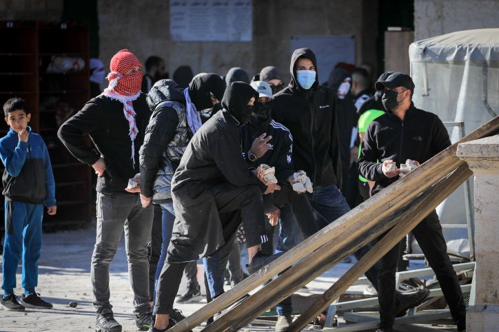 זיקוקים ואבנים: פורעים ערבים מתבצרים בהר הבית