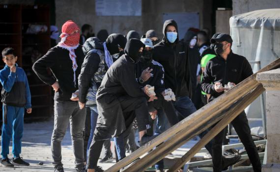 זיקוקים ואבנים: פורעים ערבים מתבצרים בהר הבית