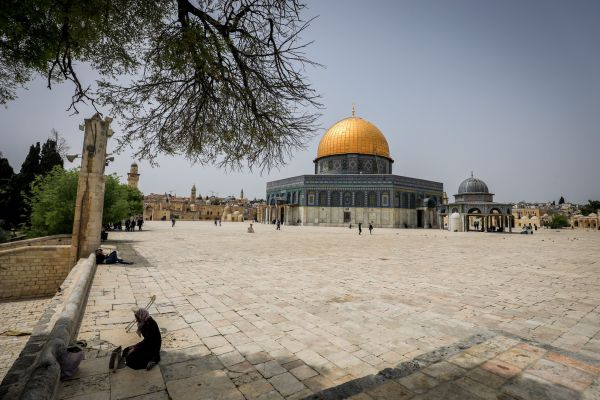 חמאס נגד תיירת: "חצי ערומה במסגד אל-אקצא"