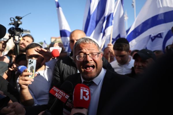 בן גביר תוקף: "בנט מפקיר חיים של שוטרים בהר הבית"