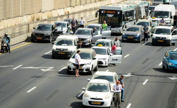 העמידה בצפירה היא חובה דתית