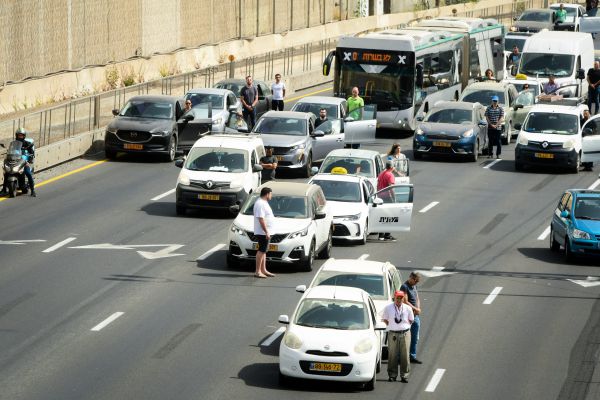 העמידה בצפירה היא חובה דתית