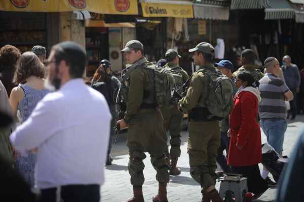 גל הטרור: חיילים מפטרלים ברחובות ירושלים
