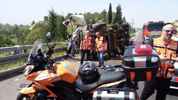 שני גברים נלכדו במשאית שהתהפכה בכביש 6