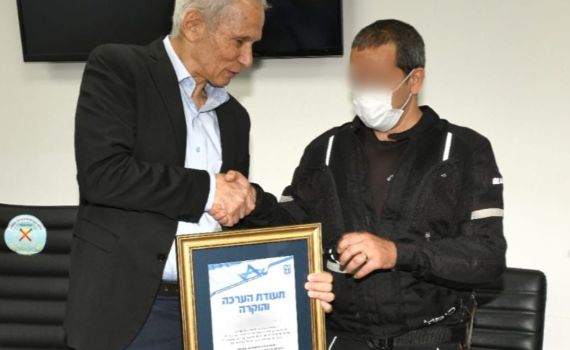 תעודת הוקרה לשוטר ע׳ שחיסל את המחבל בבני ברק