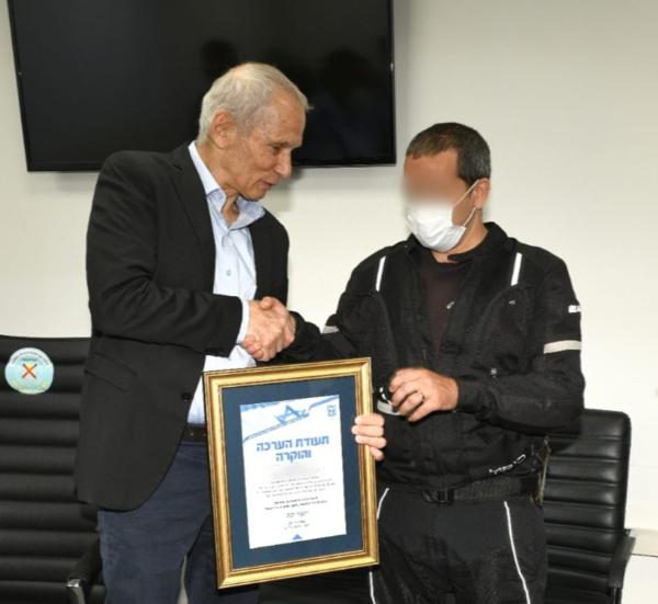 תעודת הוקרה לשוטר ע׳ שחיסל את המחבל בבני ברק