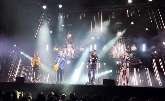 עילי בוטנר וילדי החוץ בביצוע מארחים את אביב אלוש