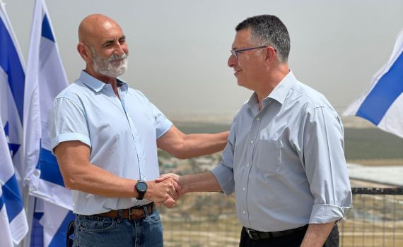 למרות ההתנגדות לממשלה: אלחייני אירח את סער