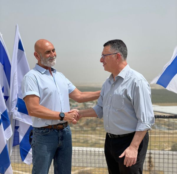 למרות ההתנגדות לממשלה: אלחייני אירח את סער