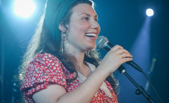 מרגש: קאבר לשיר 'והיא שעמדה' בעברית וברוסית