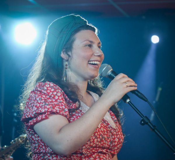 מרגש: קאבר לשיר 'והיא שעמדה' בעברית וברוסית