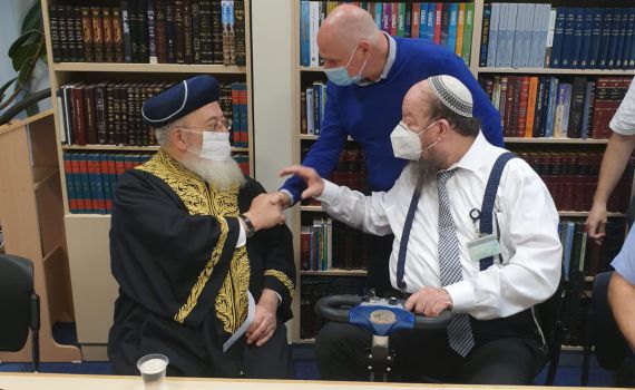 הרב עמאר הגיע למכירת חמץ בבית החולים הדסה