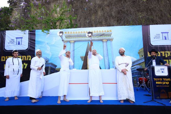 מיוחד:תרגול עבודת המקדש בבגדי כהונה ושחיטת טלה