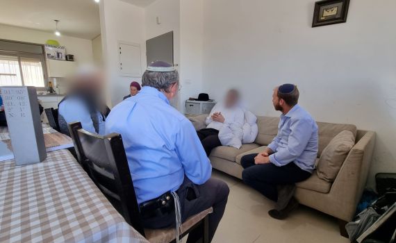 פגישה מרגשת בין פצוע הפיגוע בגוש עציון למצילו